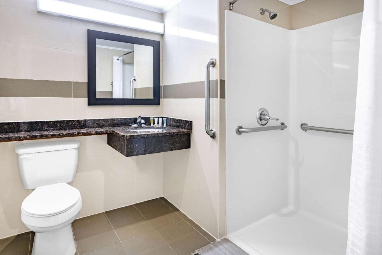 Super 8 By Wyndham Lindenhurst Exterior foto